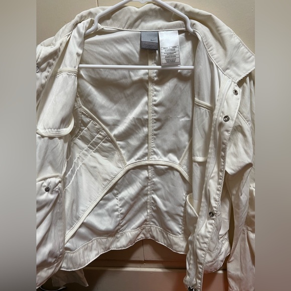 Nike Soft White Running Jacket - Picture 3 of 9